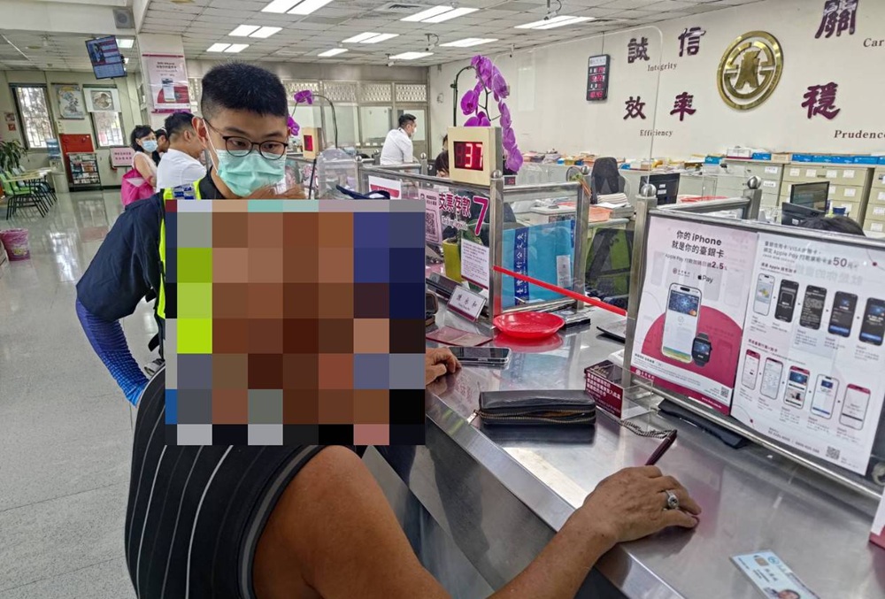 假檢警遇到真警員 警官文正要保管30萬元遇真人破詐 假檢警遇到真警員 警官文正要保管30萬元遇真人破詐