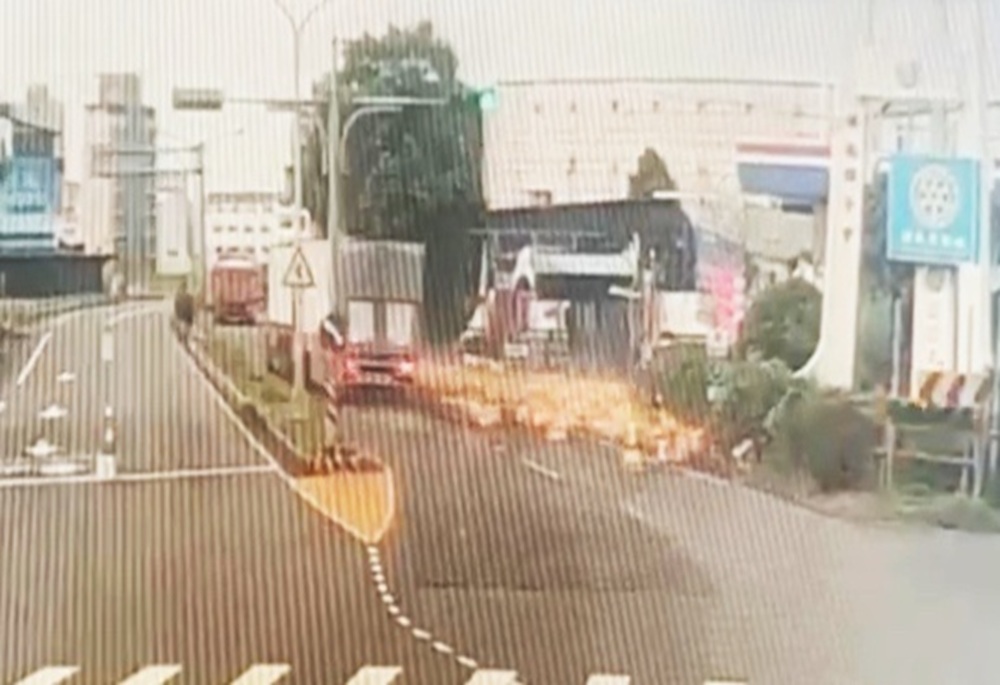 粗心駕駛貨櫃未關妥 大量酒瓶散落宛如「保齡球Strike」 粗心駕駛貨櫃未關妥 大量酒瓶散落宛如「保齡球Strike」