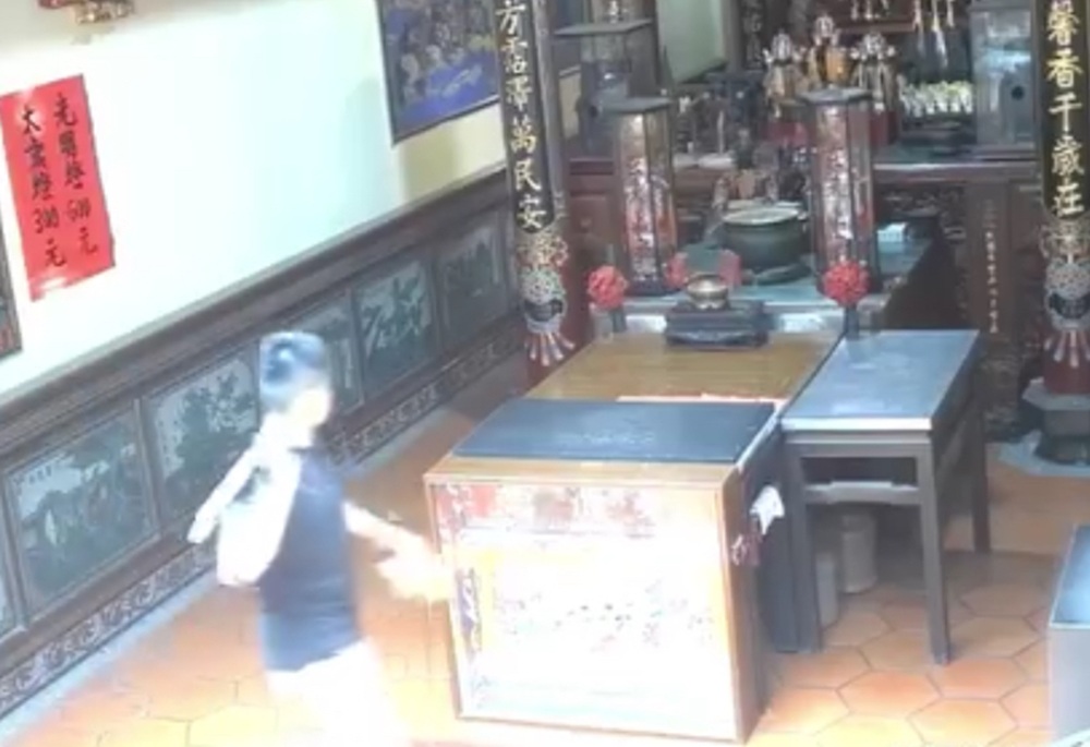 陌生男闖菱洲宮摔神筊大鬧宮廟 管委會看監視器傻眼「絕不姑息」 陌生男闖菱洲宮摔神筊大鬧宮廟 管委會看監視器傻眼「絕不姑息」