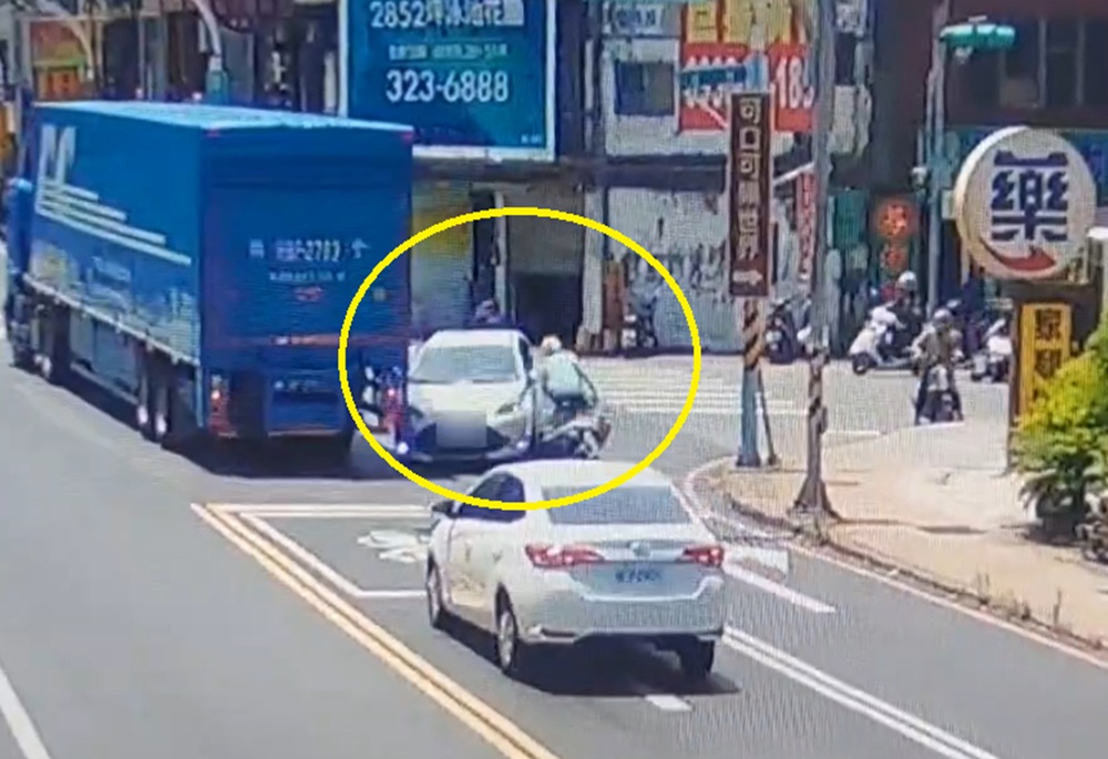 毒蟲拒檢飆車撞人逃竄 撞進民宅狼狽落網 毒蟲拒檢飆車撞人逃竄 撞進民宅狼狽落網