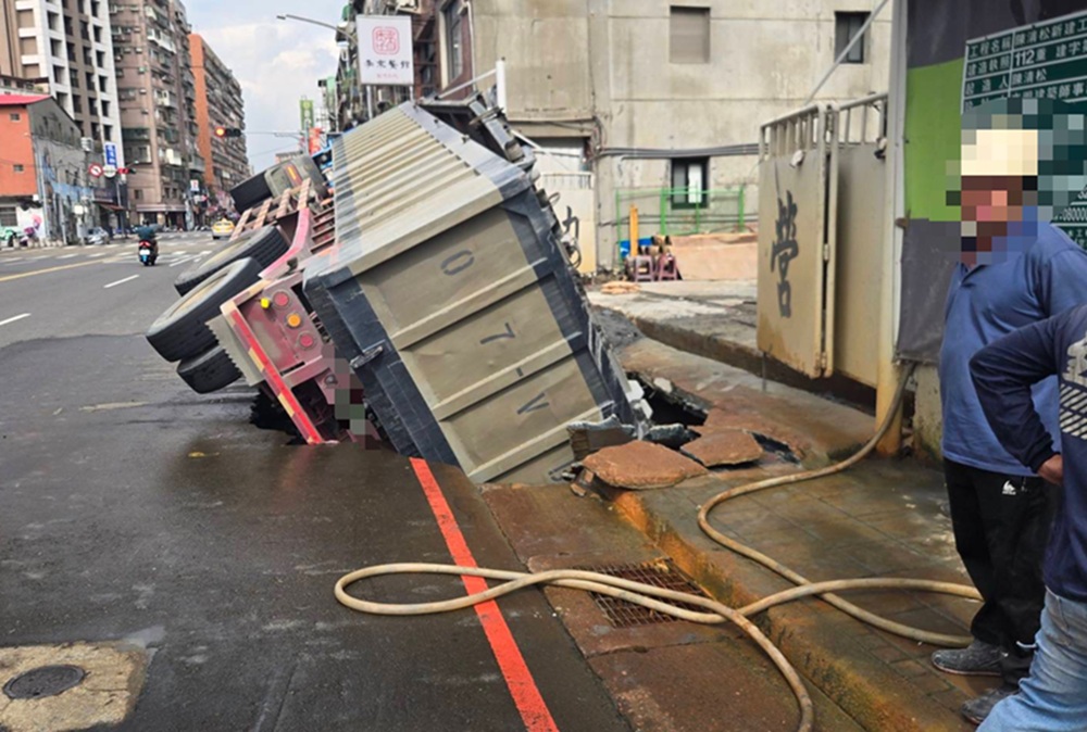 新北道路塌陷 砂石車驚悚掉坑側翻 新北道路塌陷 砂石車驚悚掉坑側翻