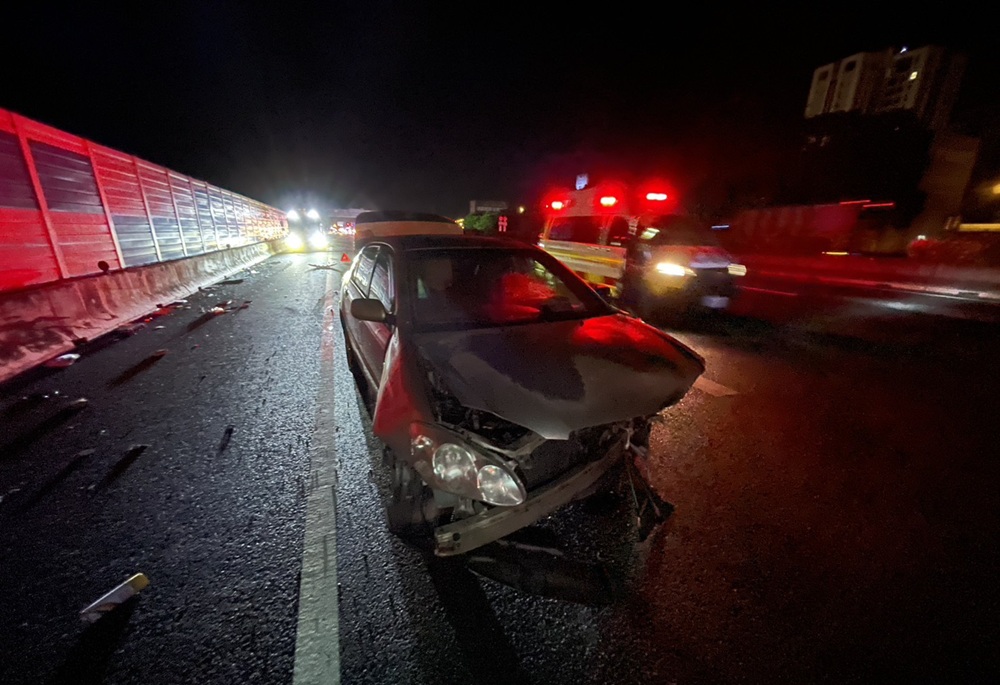 步行逆向誤闖國道 33歲男被2車連續撞擊身亡 步行逆向誤闖國道 33歲男被2車連續撞擊身亡