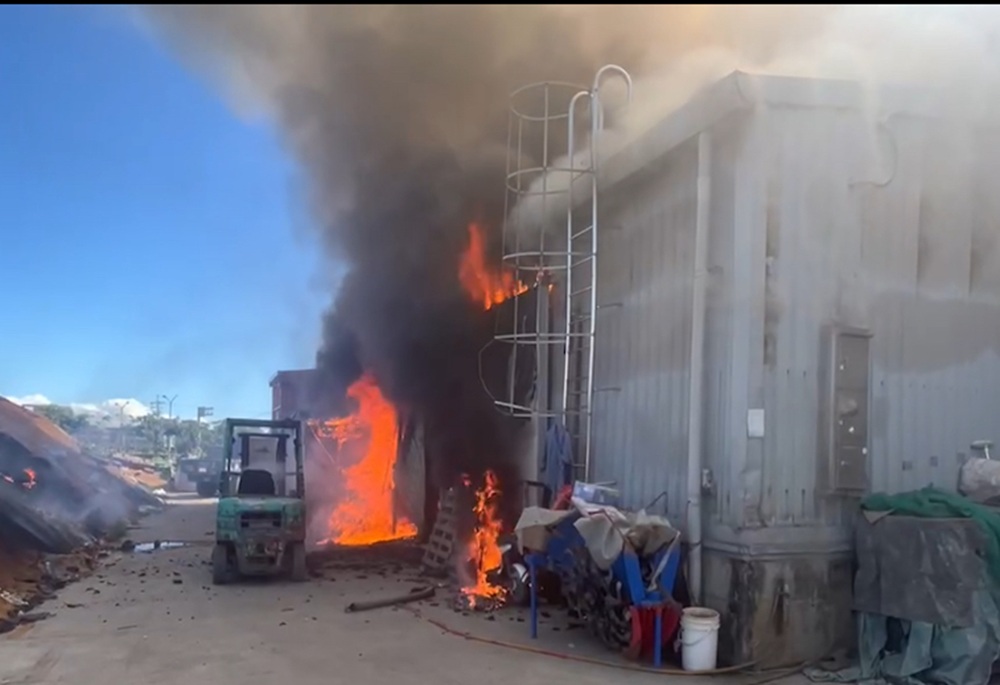 宜蘭五結碾米工廠大火 黑煙沖天驚險畫面曝光 宜蘭五結碾米工廠大火 黑煙沖天驚險畫面曝光