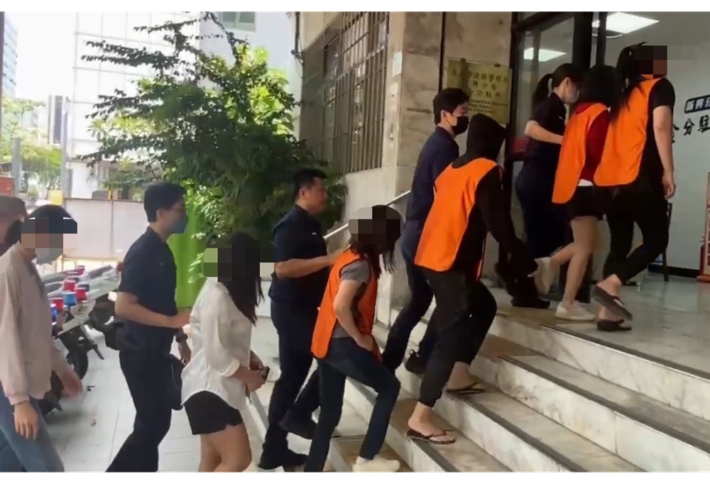 老司機推殿堂級護膚名店被抄了 2人啪啪過程警方「驚喜現身」 老司機推殿堂級護膚名店被抄了 2人啪啪過程警方「驚喜現身」