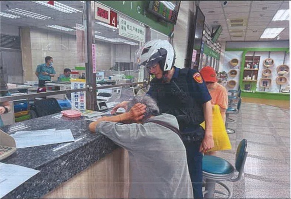 假兒子致電索50萬買砂石車 婦人臨櫃取款行員溫馨提醒「這係騙人的啦」 假兒子致電索50萬買砂石車 婦人臨櫃取款行員溫馨提醒「這係騙人的啦」