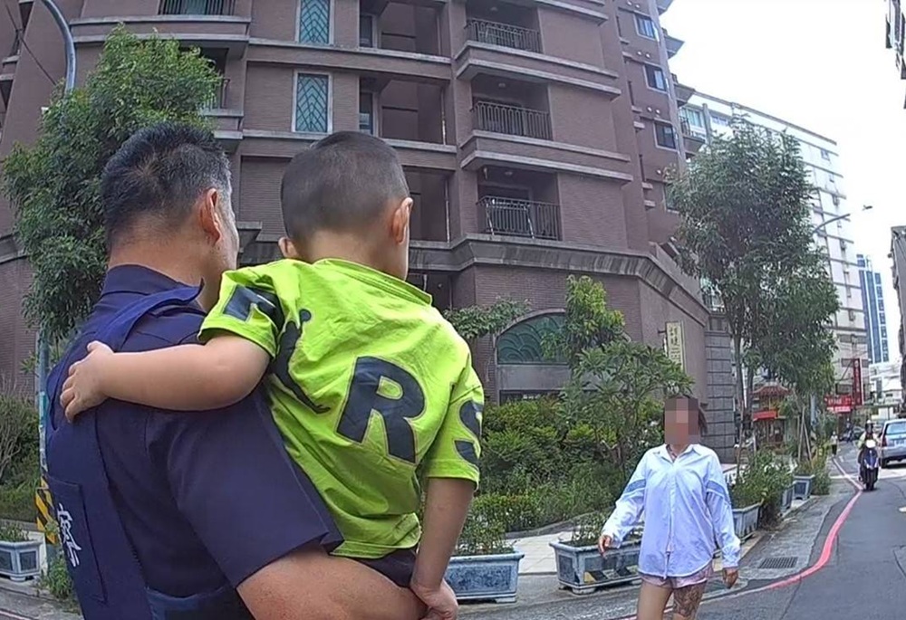 午睡一半3歲兒自己跑出門 迷路闖社區大樓警察抱他找到越南媽媽 午睡一半3歲兒自己跑出門 迷路闖社區大樓警察抱他找到越南媽媽