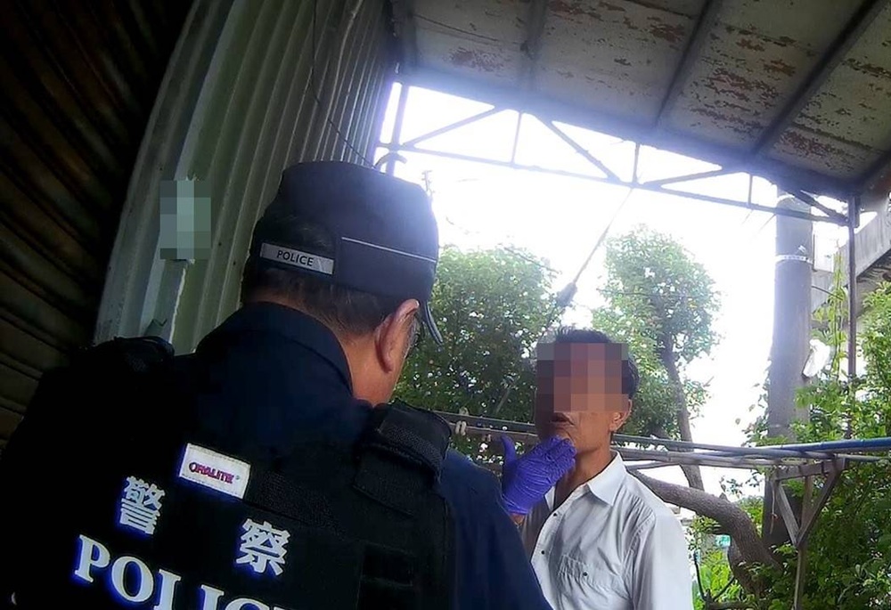 桃園男酒後持棍攔車挑釁 警規勸意外發現他被「通」了 桃園男酒後持棍攔車挑釁 警規勸意外發現他被「通」了