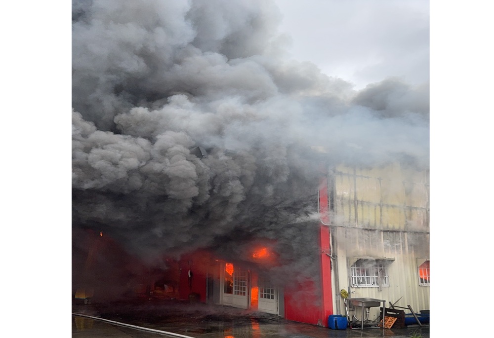 台南餐具店遭惡火吞噬 無人機、消防機器人出動急救援 台南餐具店遭惡火吞噬 無人機、消防機器人出動急救援