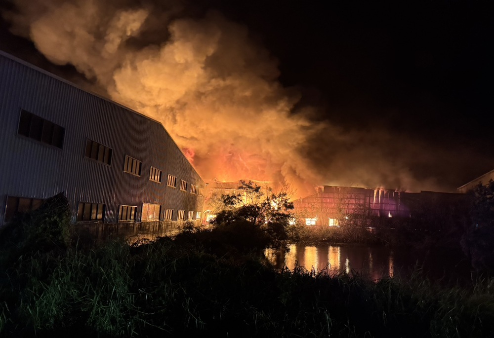 亞洲第一配線廠凱士士台南七股廠大火 千坪廠房全面燃燒成灰燼 亞洲第一配線廠凱士士台南七股廠大火 千坪廠房全面燃燒成灰燼