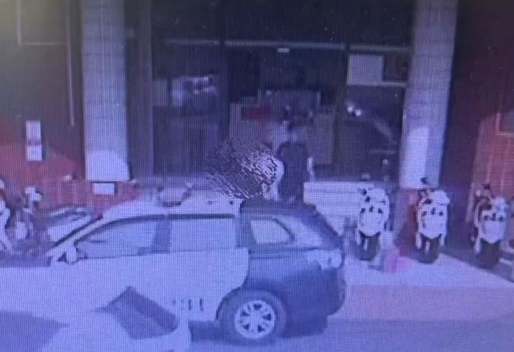 疑債務惹怨 暴氣男深夜揮球棒砸夾娃娃機台 疑債務惹怨 暴氣男深夜揮球棒砸夾娃娃機台