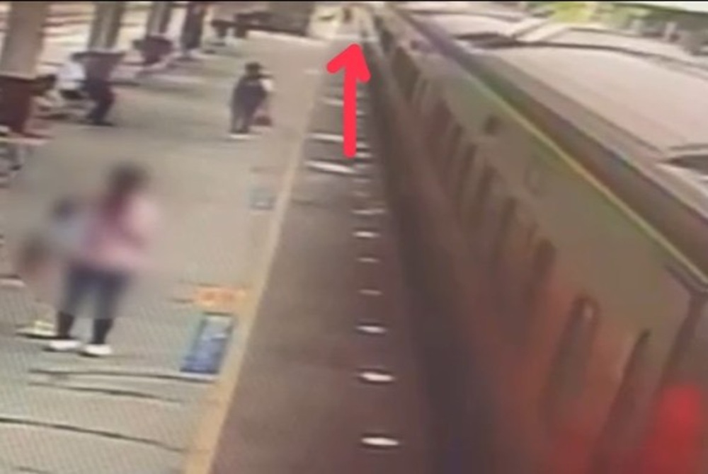 搏命搭火車 男子攀附自強號車廂空隙一路到板橋 搏命搭火車 男子攀附自強號車廂空隙一路到板橋
