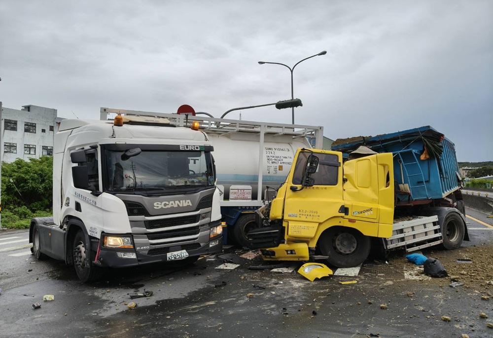 致命化骨水外洩 高腐蝕性警消全力搶救 致命化骨水外洩 高腐蝕性警消全力搶救