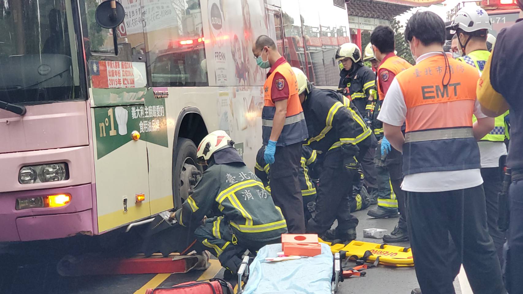 乳癌權威醫遭公車捲車底身亡 行車紀錄器曝驚悚瞬間 乳癌權威醫遭公車捲車底身亡 行車紀錄器曝驚悚瞬間