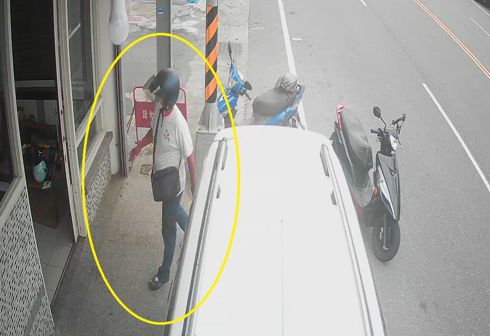 粗心女店主皮包放櫃台 囂張竊賊40秒內直接順走 粗心女店主皮包放櫃台 囂張竊賊40秒內直接順走