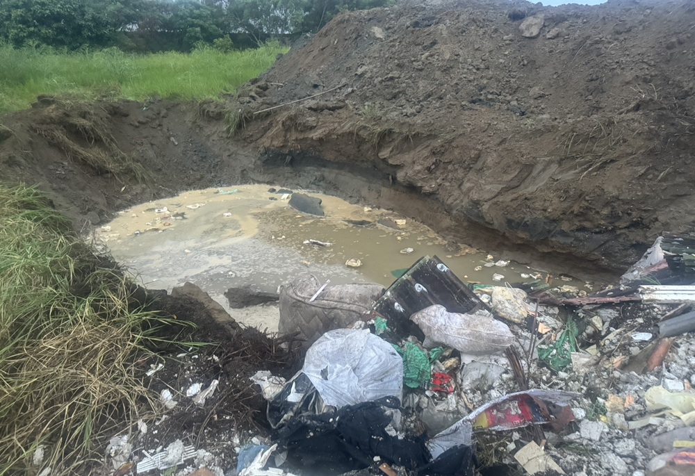 深夜挖巨坑偷倒廢棄物 司機露餡駕砂石車衝撞警車4嫌狼狽落網 深夜挖巨坑偷倒廢棄物 司機露餡駕砂石車衝撞警車4嫌狼狽落網