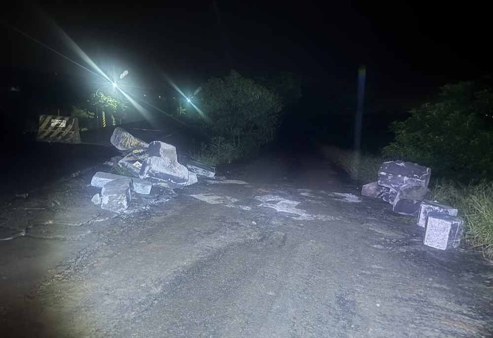 深夜挖巨坑偷倒廢棄物 司機露餡駕砂石車衝撞警車4嫌狼狽落網 16 248250722a02