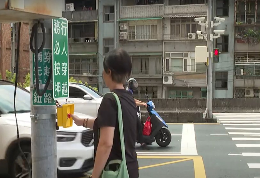 危險路口增設「按壓式號誌」 劉哲彰為行動不便者開闢安心通道 12 248250722a06