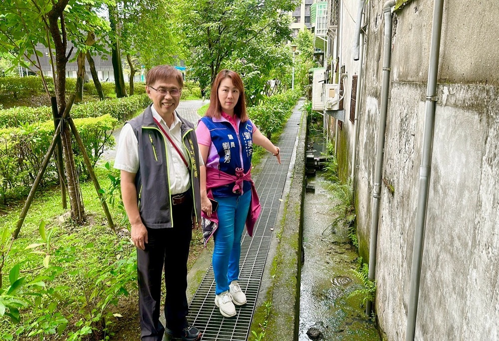 惡臭擾民多年 劉美芳籲市府重視板橋農村公園水溝整治 惡臭擾民多年 劉美芳籲市府重視板橋農村公園水溝整治