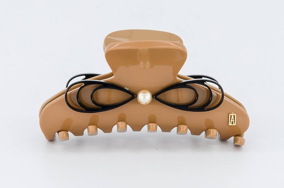 覬覦髮上珠寶髮夾 24歲女涉百貨專櫃順手牽羊被逮 覬覦髮上珠寶髮夾 24歲女涉百貨專櫃順手牽羊被逮