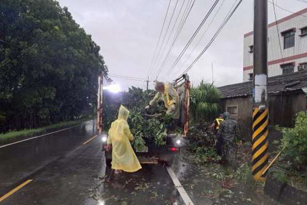 丹娜絲颱風肆虐 嘉檢動員社勞人挺進災後復原前線 8 丹娜絲颱風肆虐 嘉檢動員社勞人挺進災後復原前線 7