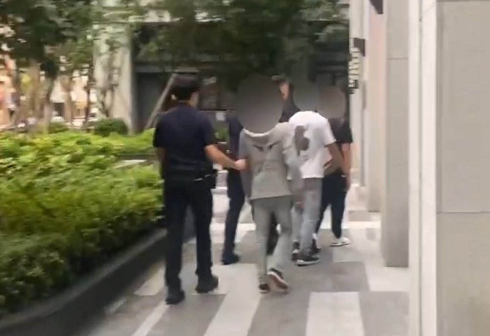 債務糾紛找嘸人 莽男持空氣槍掃射KTV洩憤 4 248250728a02