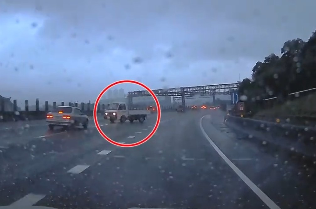 雨夜行車危機四伏 國道警提醒降速專注防範水漂 雨夜行車危機四伏 國道警提醒降速專注防範水漂