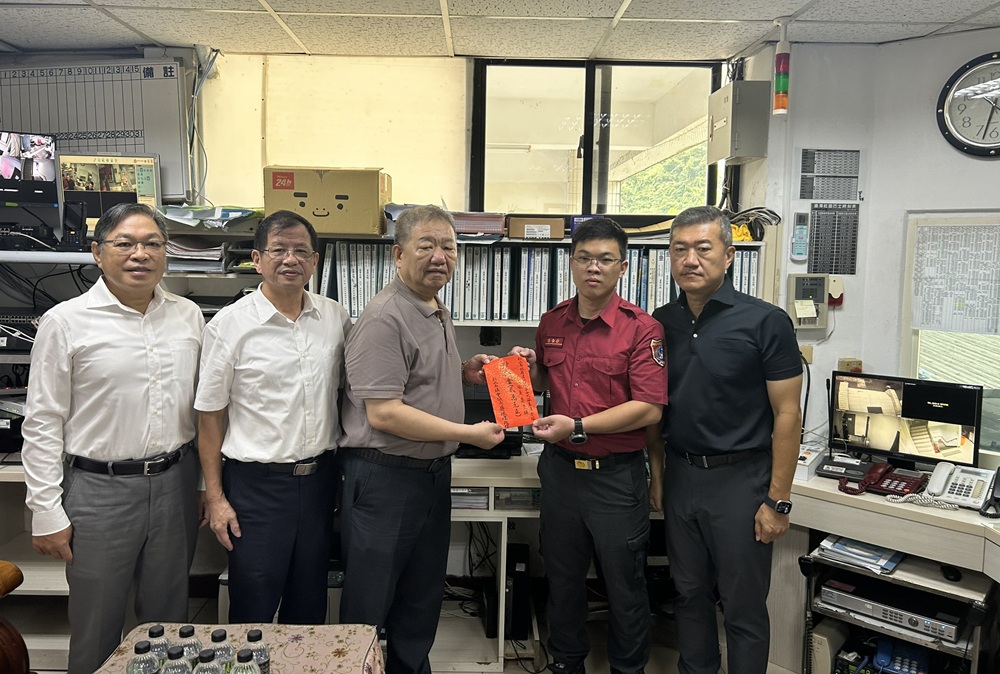 粗壩坑水域救援歷險 新北市議長及市長慰問兩消防員 粗壩坑水域救援歷險 新北市議長及市長慰問兩消防員