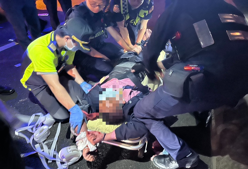 新竹男裝醉持刀襲警消 奪救護車國道狂飆 新竹男裝醉持刀襲警消 奪救護車國道狂飆