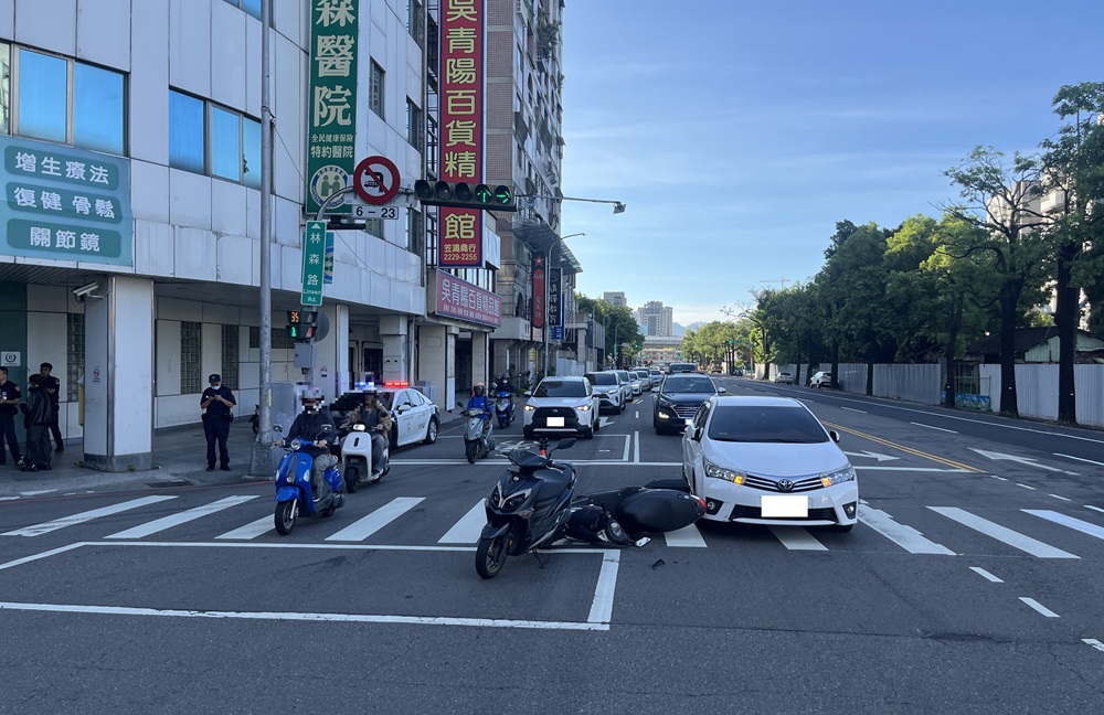 禮讓救護車 1轎車1機車疑被追撞警籲注意車前狀況 禮讓救護車 1轎車1機車疑被追撞警籲注意車前狀況