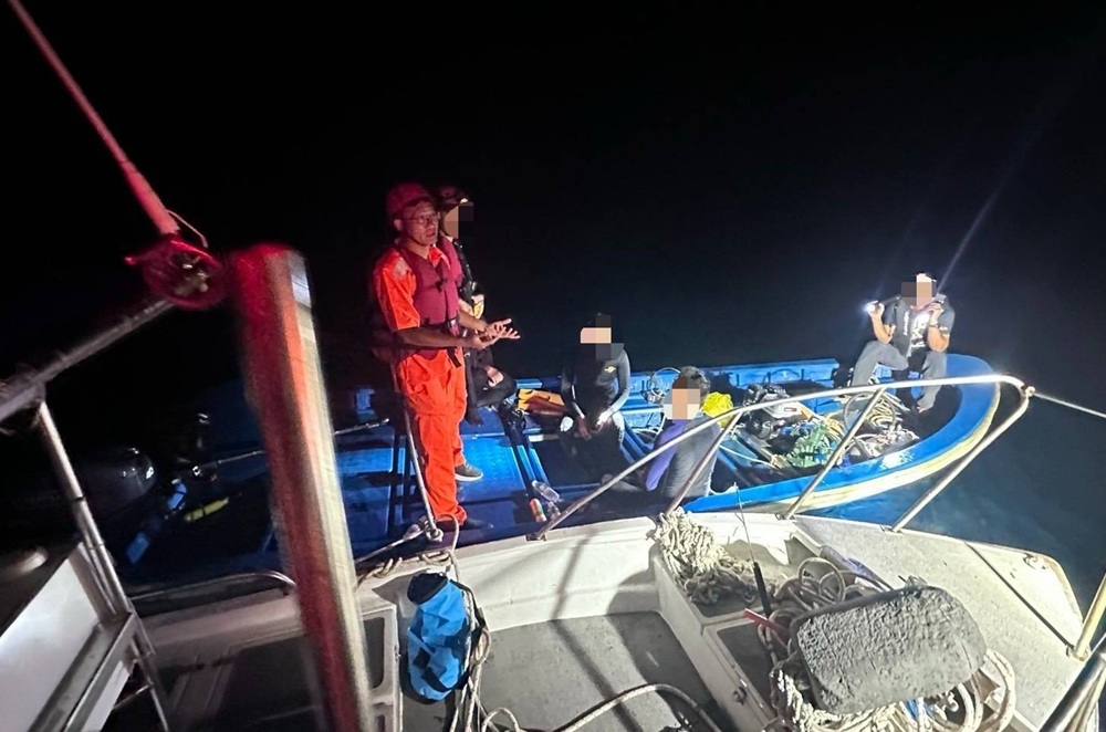 中國船舶連續侵擾東沙 海巡強力驅離查扣2艘越界小舟 中國船舶連續侵擾東沙 海巡強力驅離查扣2艘越界小舟