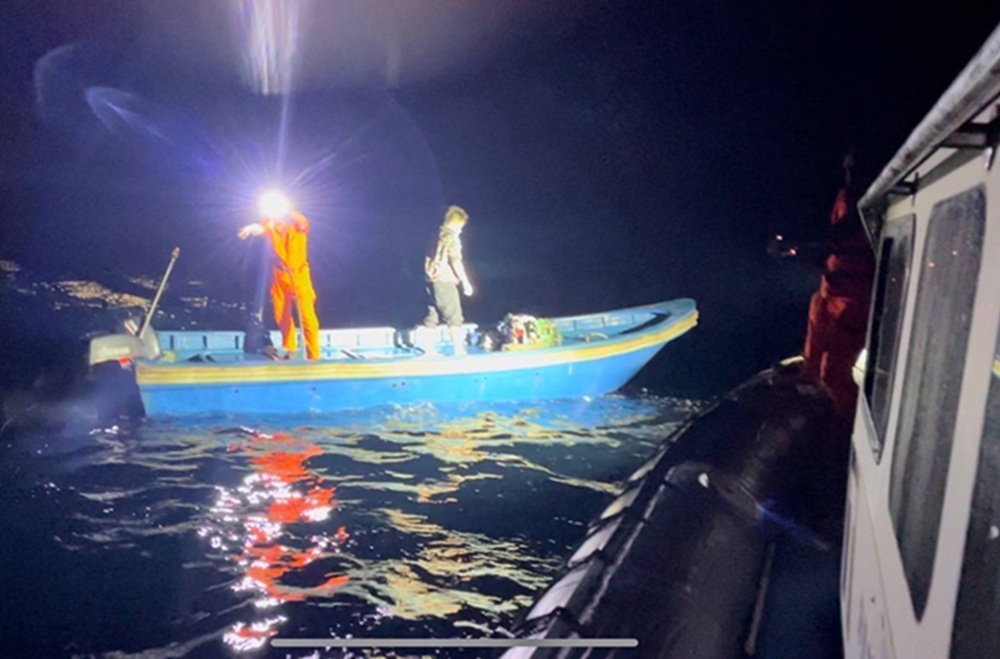 中國船舶連續侵擾東沙 海巡強力驅離查扣2艘越界小舟 4 cnews204250822a20