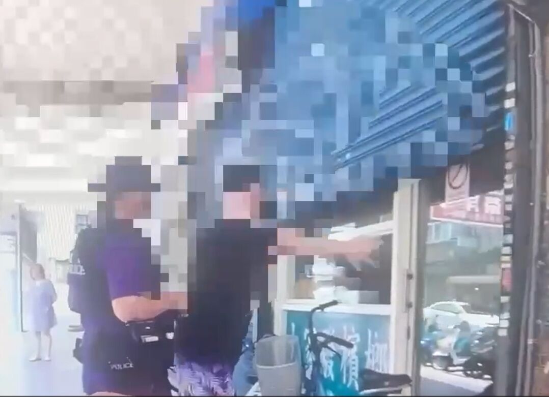 想跟小狗嬉鬧喊「借過」沒人理　《兄弟你說》創作者梅海強爆打婦人