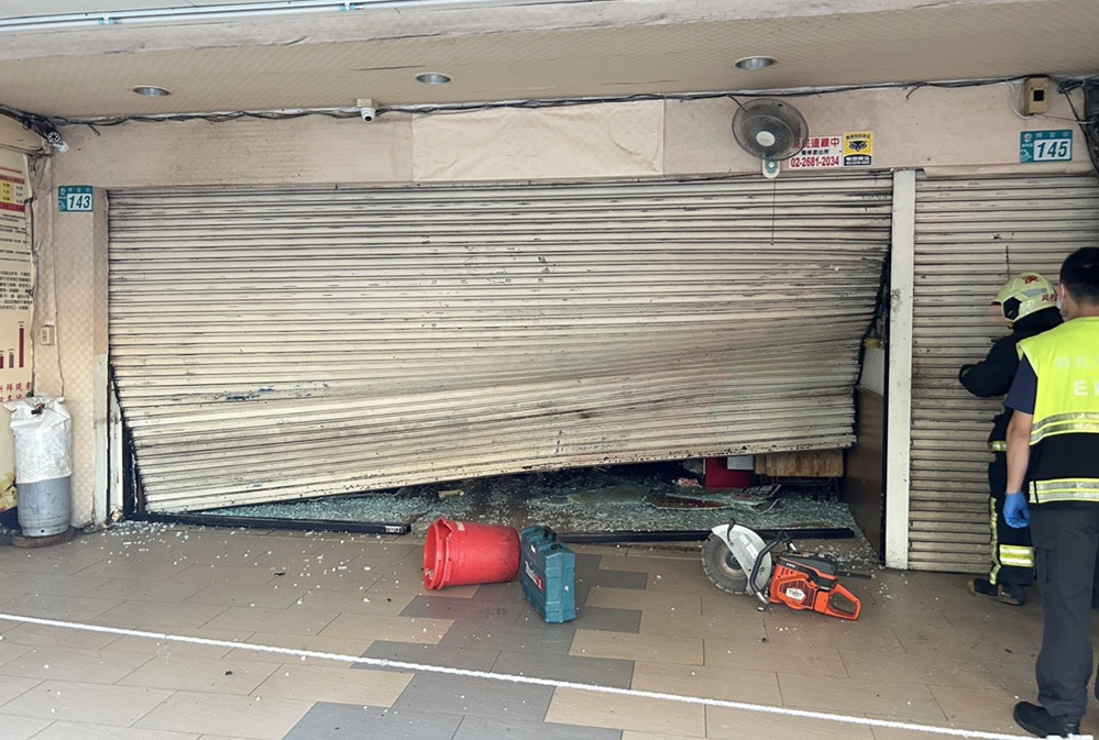 疑因10萬元債務 41歲男涉開車衝撞知名麵店鐵捲門 疑因10萬元債務 41歲男涉開車衝撞知名麵店鐵捲門