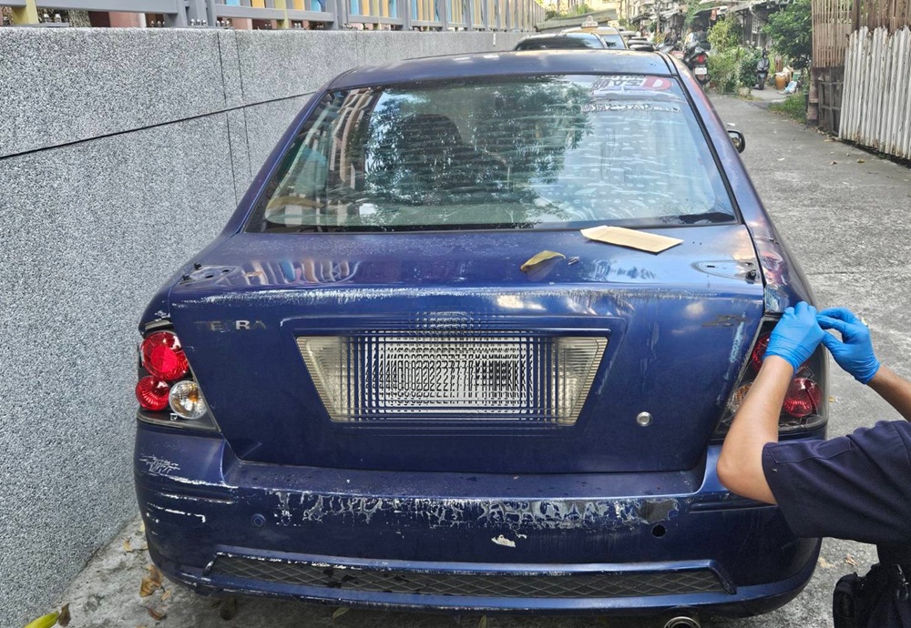 疑因10萬元債務 41歲男涉開車衝撞知名麵店鐵捲門 7 cnews204250825a11