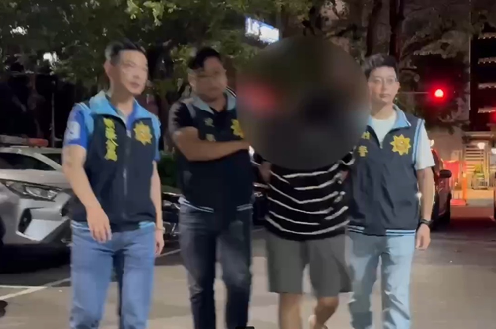 疑因10萬元債務 41歲男涉開車衝撞知名麵店鐵捲門 8 cnews204250825a09