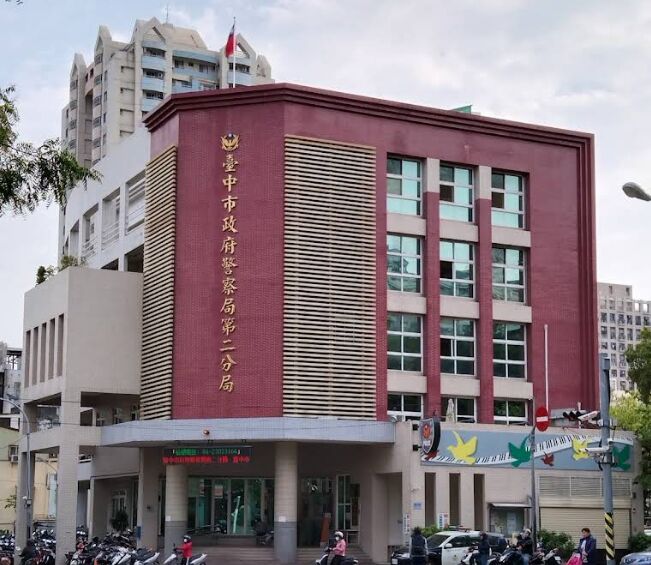 醉男大鬧派出所拉屎噴尿 「糞便塗臉上」稱喝到斷片被罰3千 醉男大鬧派出所拉屎噴尿 「糞便塗臉上」稱喝到斷片被罰3千