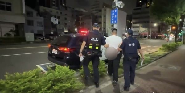 怪大叔旅遊熱點偷拍女裙底 高雄駁二大義站被活逮稱「覺得好奇」 26 怪大叔旅遊熱點偷拍女裙底 高雄駁二大義站被活逮稱「覺得好奇」 25