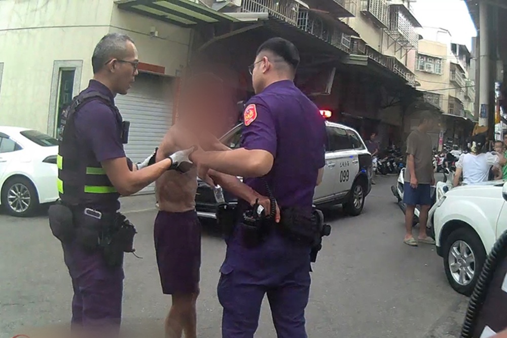 酒後拿刀門口嗆鄰居 9快打警力保護管束送醫 酒後拿刀門口嗆鄰居 9快打警力保護管束送醫