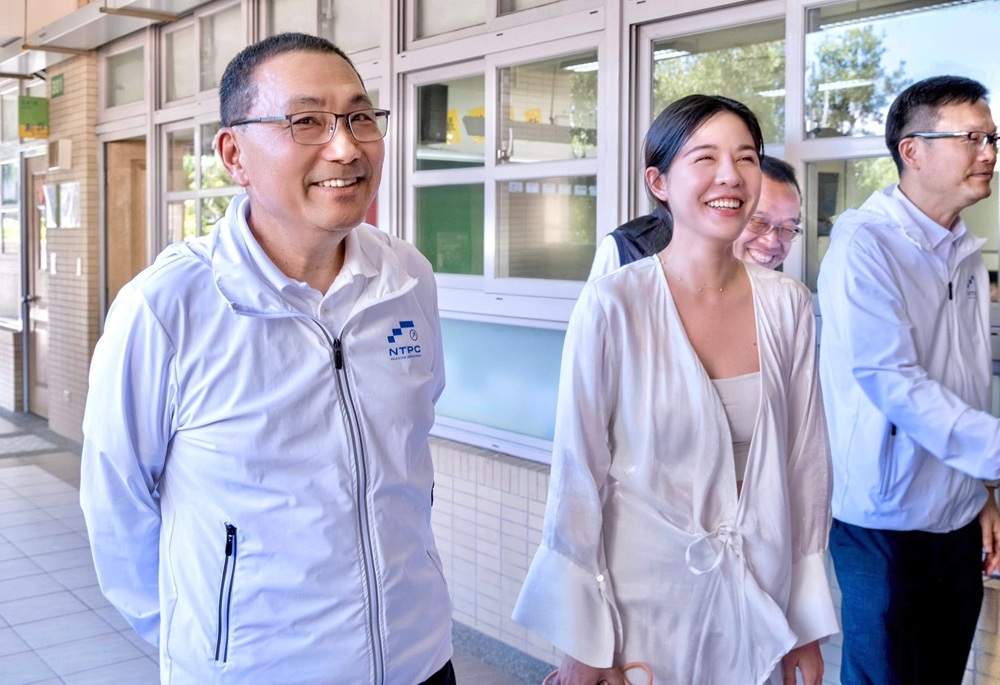 新北砸8億全面換新課桌椅 侯友宜:讓孩子「坐得專心、學得安心」 新北砸8億全面換新課桌椅 侯友宜:讓孩子「坐得專心、學得安心」