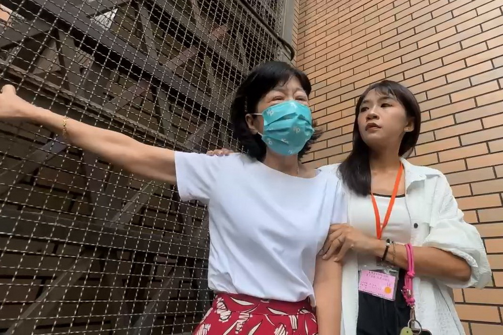 柯文哲關押周年 陳佩琪囚車道旁痛哭「他犯了什麼罪?」 10 柯文哲關押周年 陳佩琪囚車道旁痛哭「他犯了什麼罪?」 9