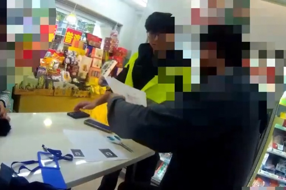 超商剪裁工作證合約書 警眼尖連逮2車手起獲19萬元贓款 超商剪裁工作證合約書 警眼尖連逮2車手起獲19萬元贓款