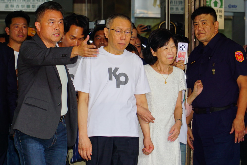 陳佩琪捥著手臂離開法院 柯文哲要賴清德好好想想別讓台灣四分五裂 陳佩琪捥著手臂離開法院 柯文哲要賴清德好好想想別讓台灣四分五裂