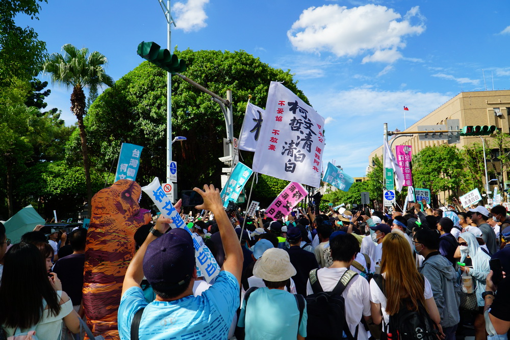 小草熱情簇擁 柯文哲20分鐘走完百米登車路 小草熱情簇擁 柯文哲20分鐘走完百米登車路