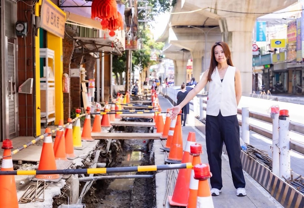 江怡臻嚴督土城頂埔人行道改善 工務局承諾明年夏季全線完工 江怡臻嚴督土城頂埔人行道改善 工務局承諾明年夏季全線完工