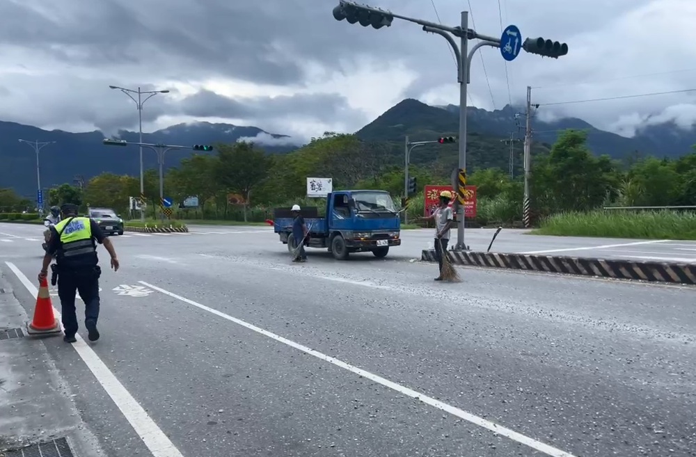 砂石車甩尾砂石灑滿地 警交管助清除路面還開罰駕駛 砂石車甩尾砂石灑滿地 警交管助清除路面還開罰駕駛