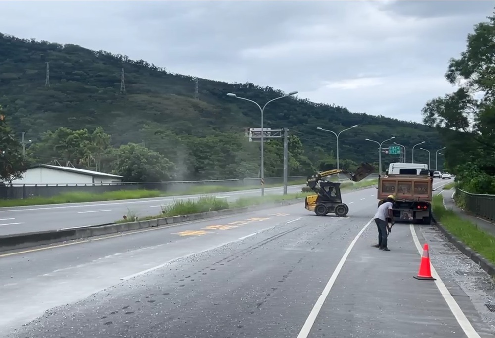 砂石車甩尾砂石灑滿地 警交管助清除路面還開罰駕駛 10 cnews204250912a02