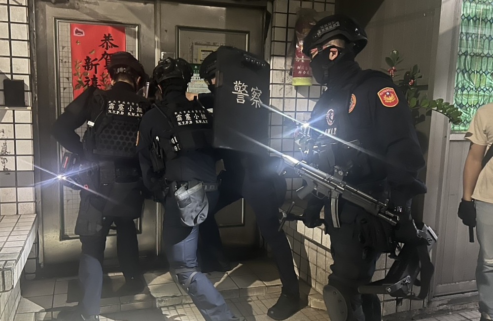 連破三道門 新北刑大破職業賭場查扣近200萬元 連破三道門 新北刑大破職業賭場查扣近200萬元