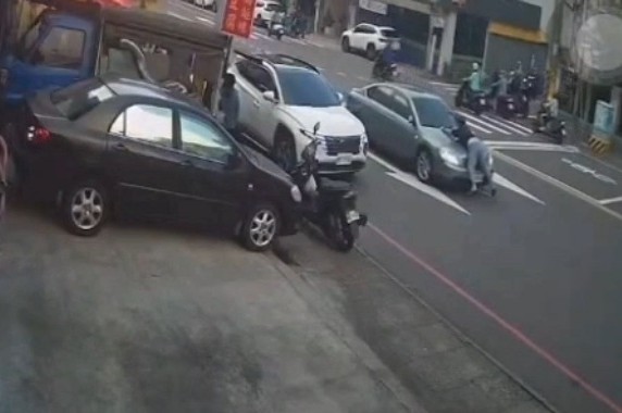 夥同家人假面交抓車手 婦跳上引擎蓋驚險阻逃 夥同家人假面交抓車手 婦跳上引擎蓋驚險阻逃
