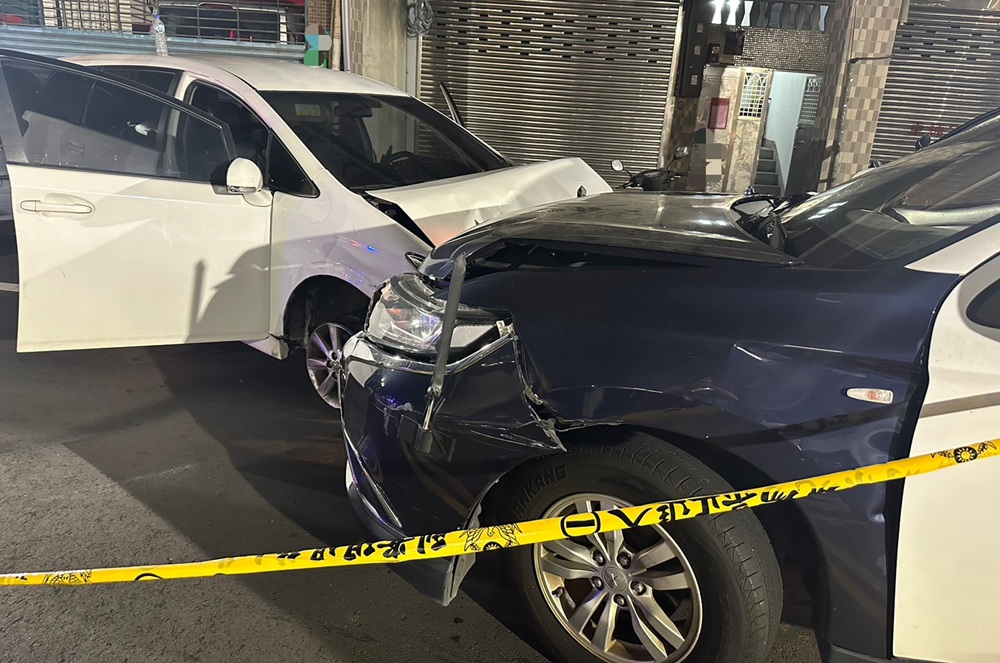 開車瘋狂竄逃涉違規45項 警抓車手連連射擊22槍逮人 開車瘋狂竄逃涉違規45項 警抓車手連連射擊22槍逮人