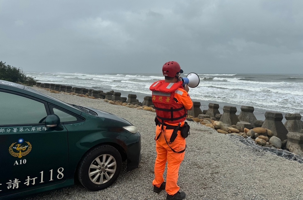 強颱樺加沙逼近 擅入管制區觀浪將依法開單罰款 強颱樺加沙逼近 擅入管制區觀浪將依法開單罰款